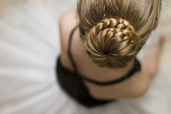 ¿Cómo hacerte un moño despeinado para lucir increíble?