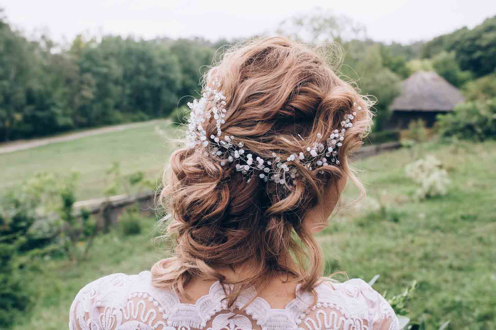 Semirrecogidos para novia con accesorios en el pelo