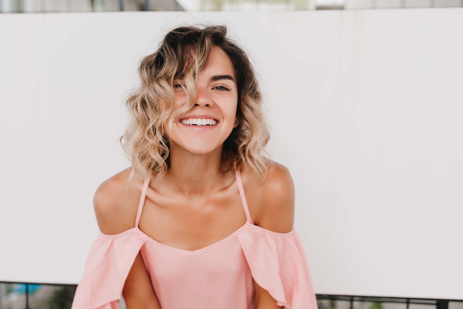 Chica joven sonriente con un peinado con ondas y media melena