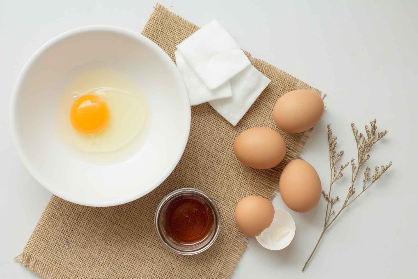 Ingredientes para preparar mascarilla de huevo para el pelo