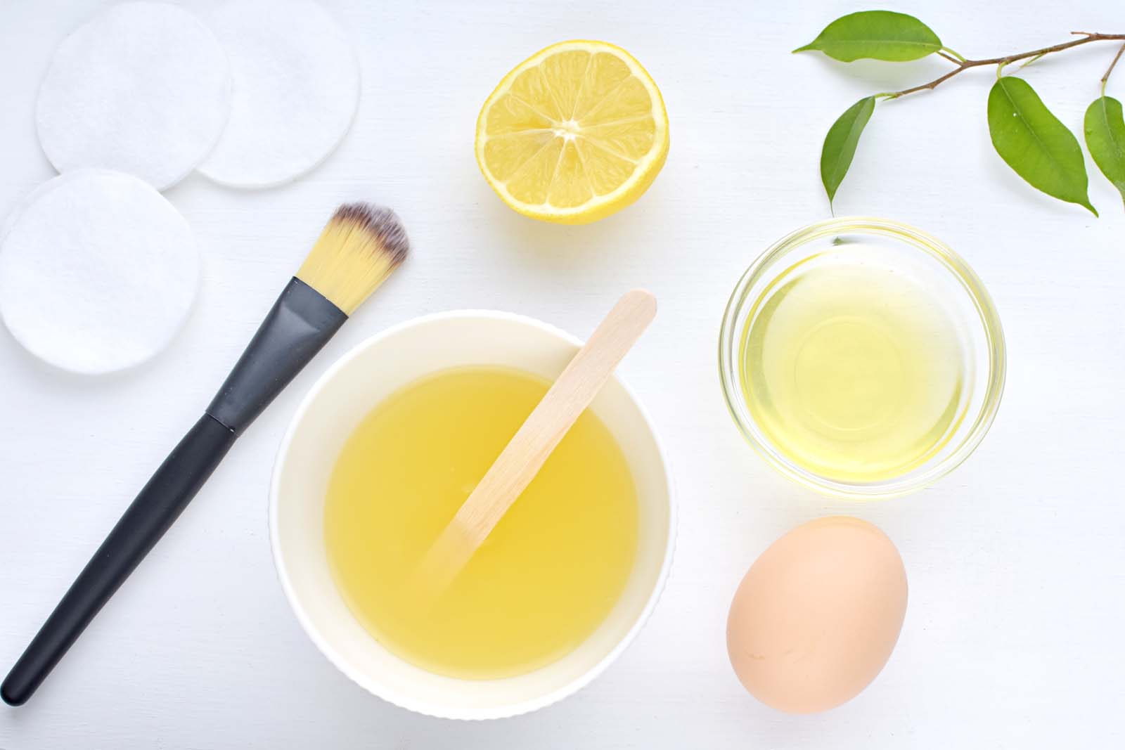 Ingredientes para preparar mascarillas caseras para pelo graso: limón, huevo y miel